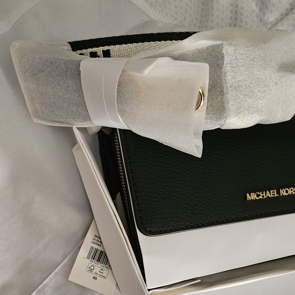 Chic black crossbody with gold accents and bold logo strap.
Perfect for everyday - Picture 5 of 10